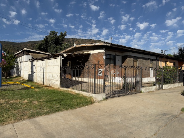 Casa esquina en Pobl. Las Araucarias.