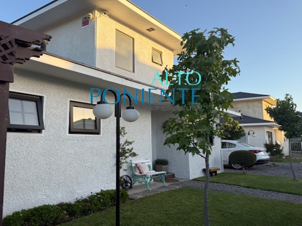 Exclusiva residencia amoblada, en condominio.