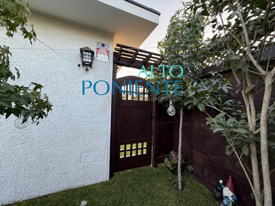 Exclusiva residencia amoblada, en condominio.
