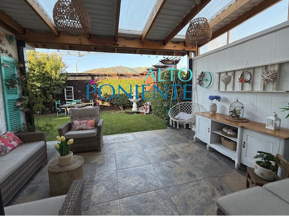 Exclusiva residencia amoblada, en condominio.