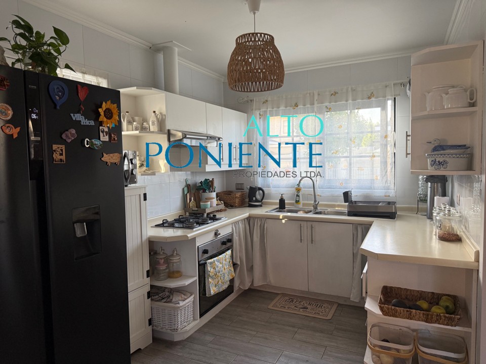 Exclusiva residencia amoblada, en condominio.