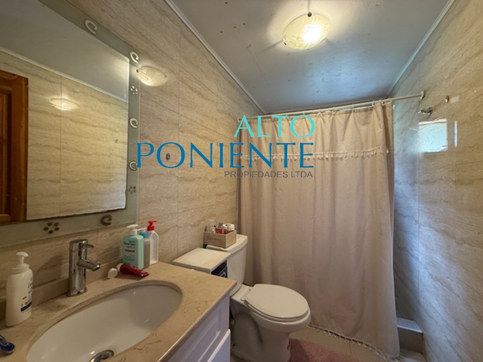Discreta residencia con piscina a pasos del centro.