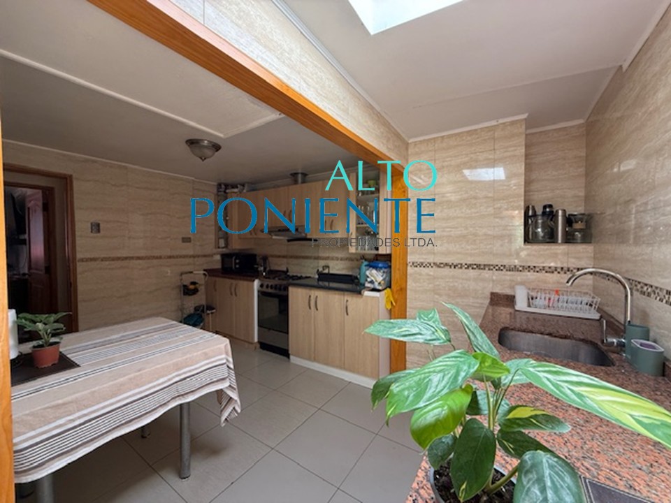 Discreta residencia con piscina a pasos del centro.