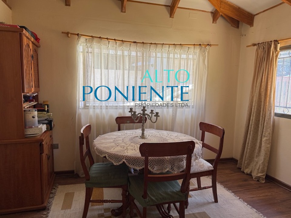 Discreta residencia con piscina a pasos del centro.