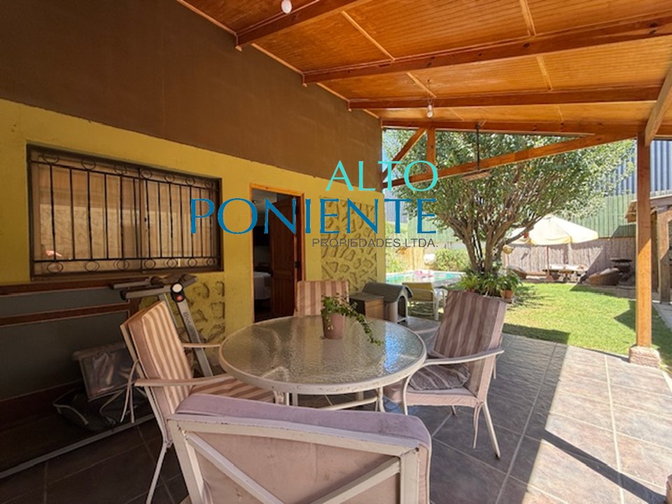 Discreta residencia con piscina a pasos del centro.