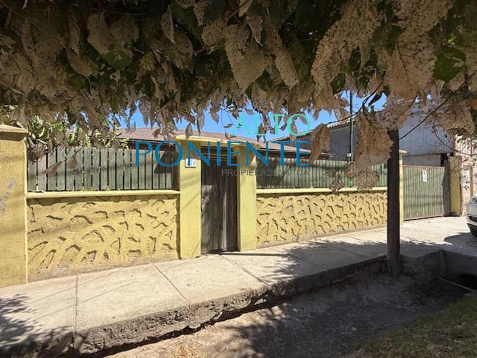 Discreta residencia con piscina a pasos del centro.