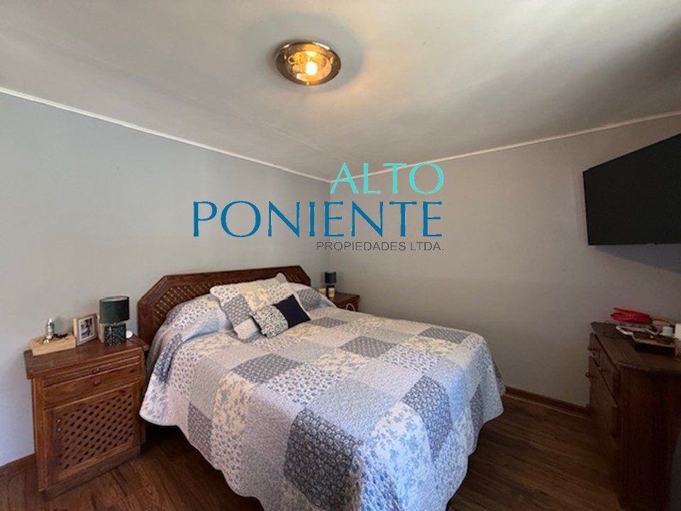 Discreta residencia con piscina a pasos del centro.