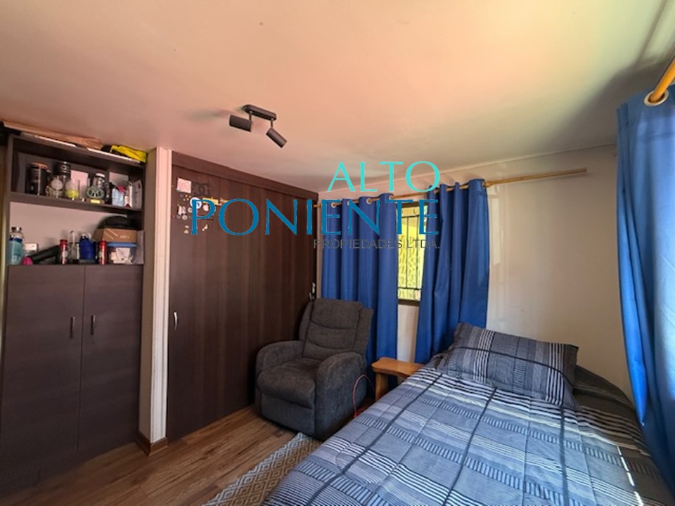 Discreta residencia con piscina a pasos del centro.