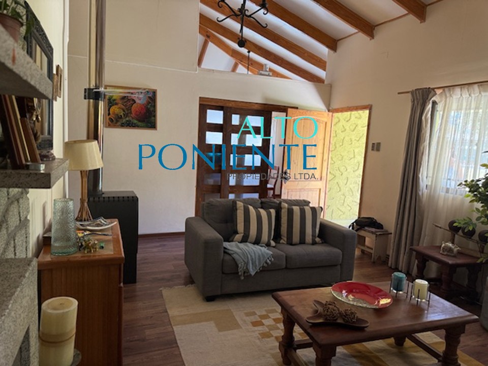 Discreta residencia con piscina a pasos del centro.