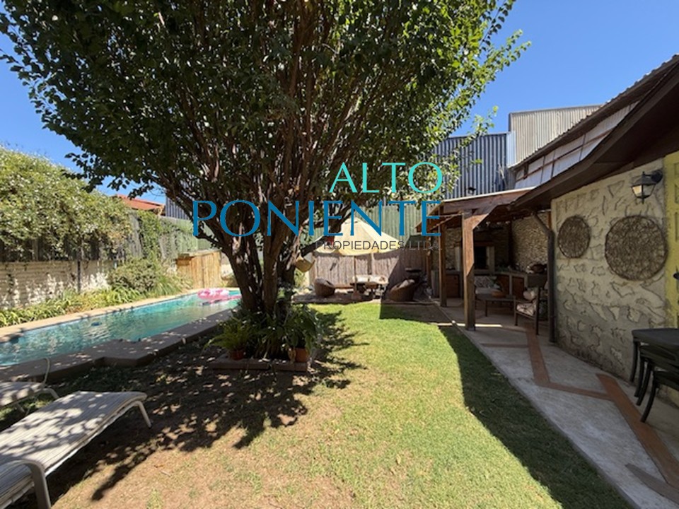 Discreta residencia con piscina a pasos del centro.