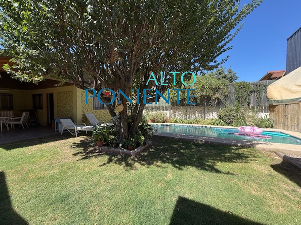 Discreta residencia con piscina a pasos del centro.
