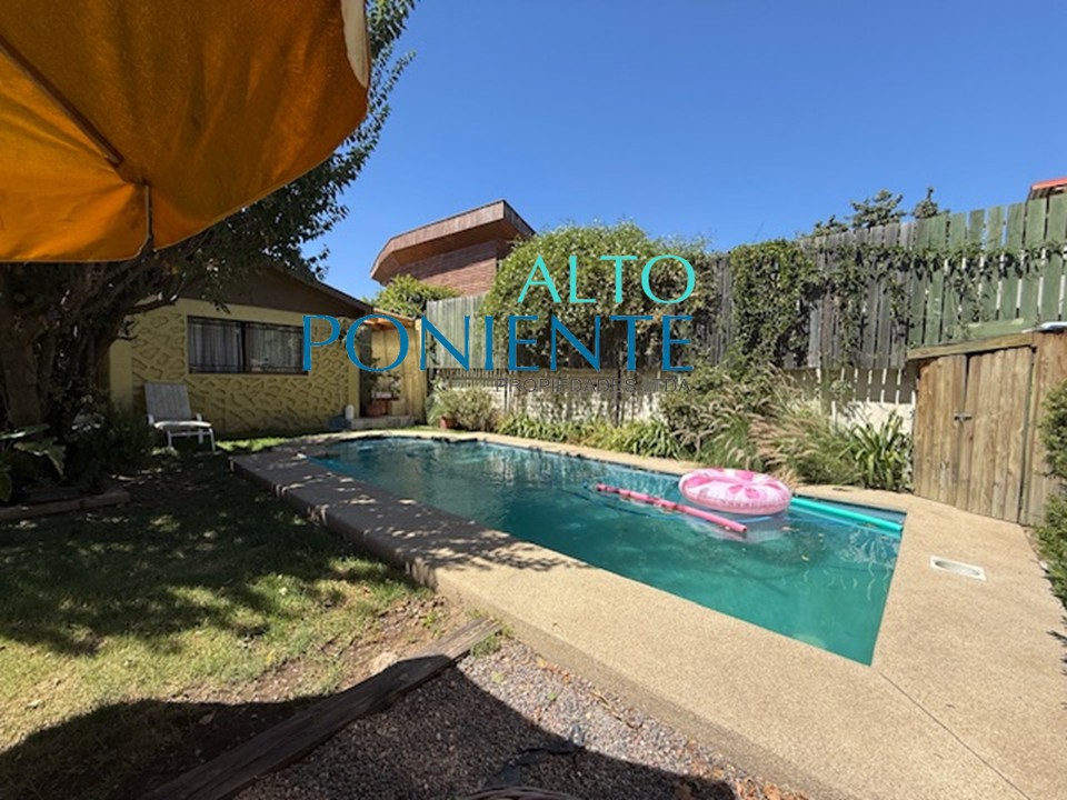 Discreta residencia con piscina a pasos del centro.
