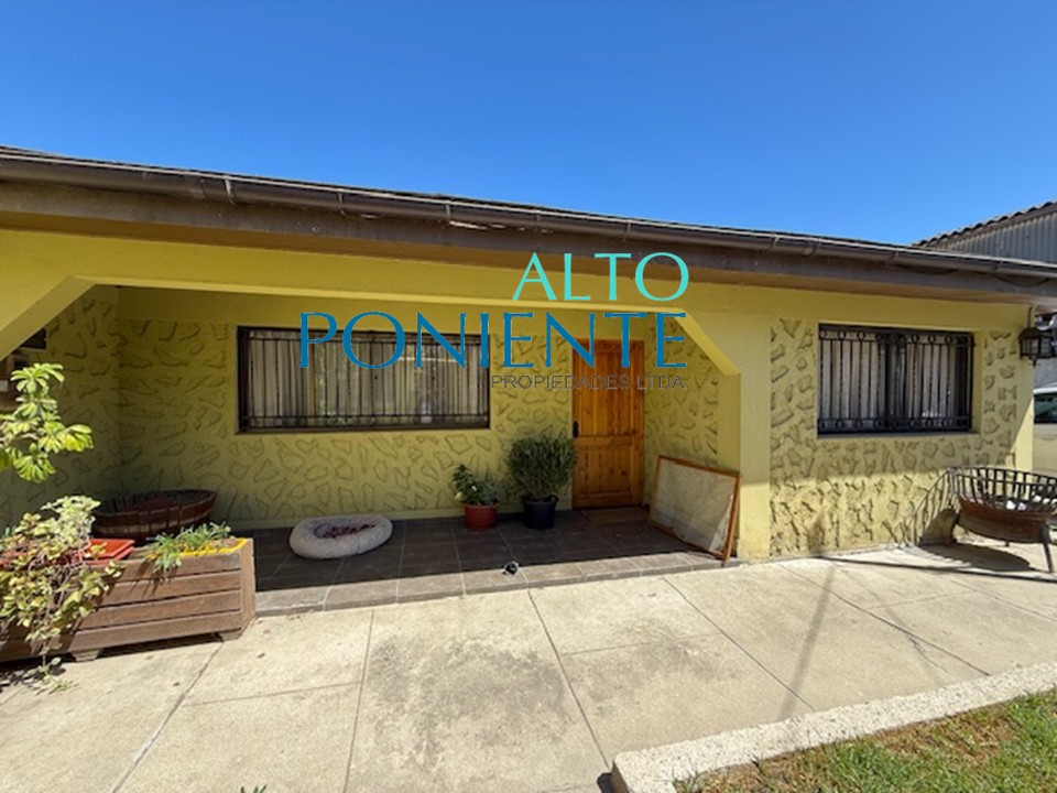 Discreta residencia con piscina a pasos del centro.