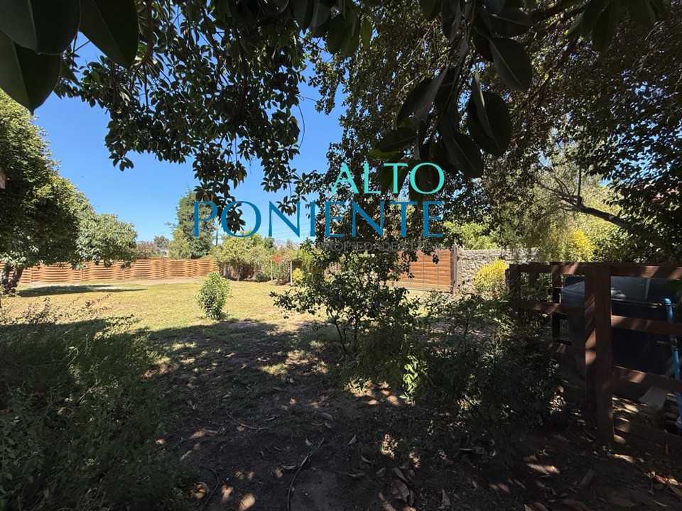 Óptimo terreno central para construir.