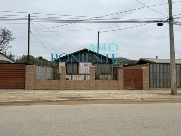 CASA CON AMPLIO TERRENO ORILLA CALLE.