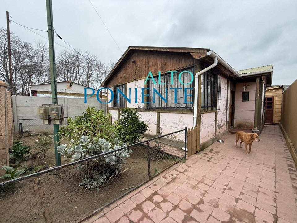 CASA CON AMPLIO TERRENO ORILLA CALLE.