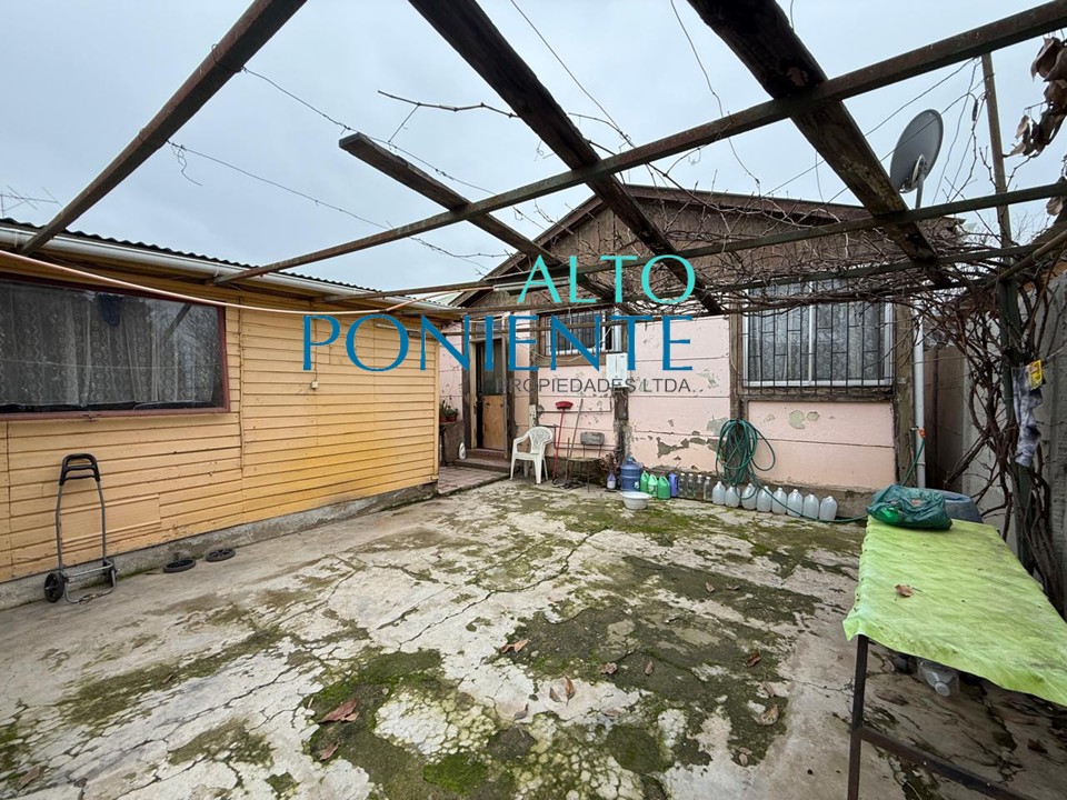 CASA CON AMPLIO TERRENO ORILLA CALLE.