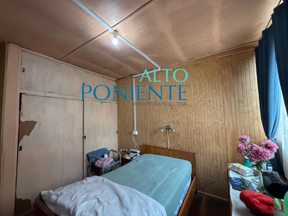 CASA CON AMPLIO TERRENO ORILLA CALLE.