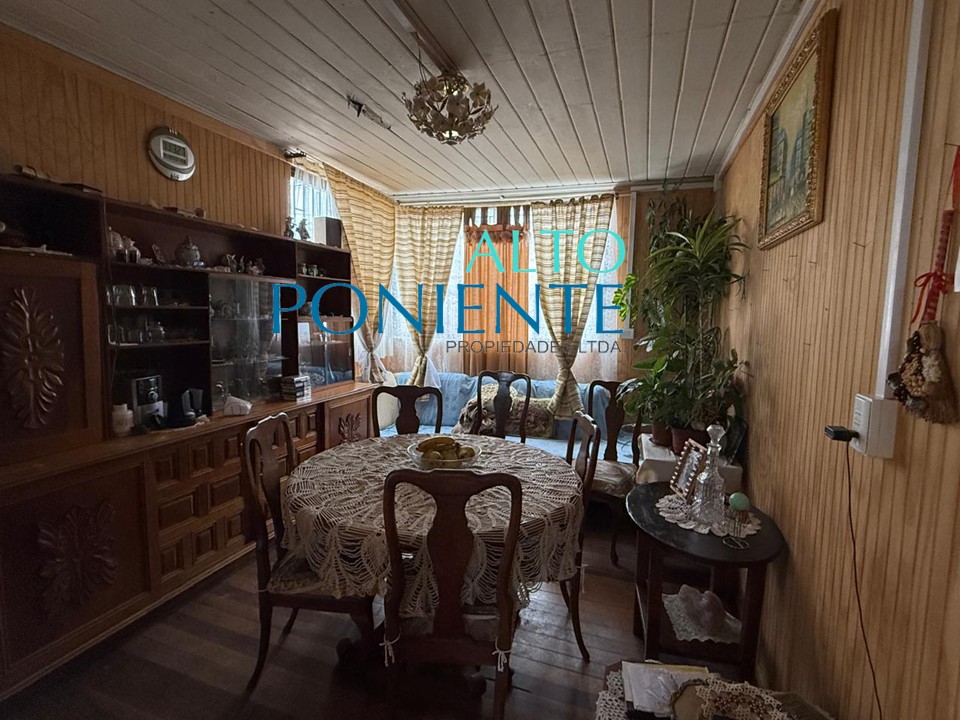 CASA CON AMPLIO TERRENO ORILLA CALLE.