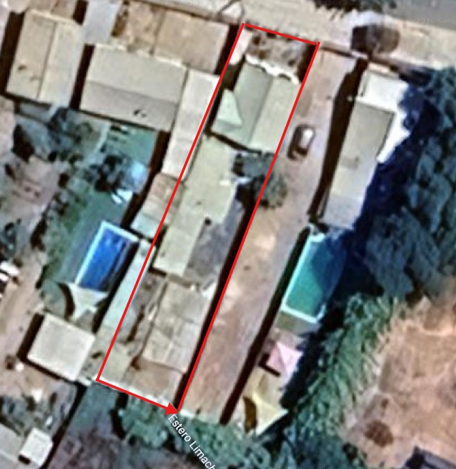 CASA CON AMPLIO TERRENO ORILLA CALLE.