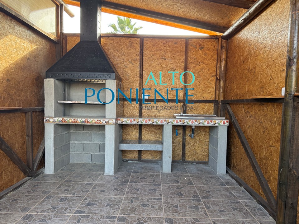 Casa Nueva Aislada en Sector Los Leones, Quincho Techado y Amplio Terreno