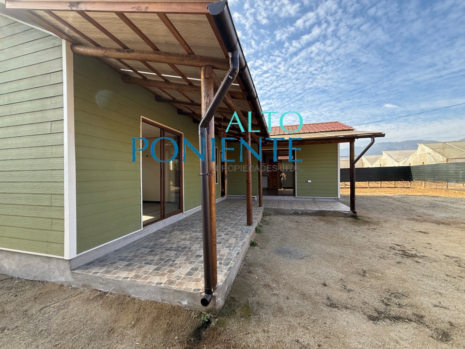 Casa Nueva Aislada en Sector Los Leones, Quincho Techado y Amplio Terreno