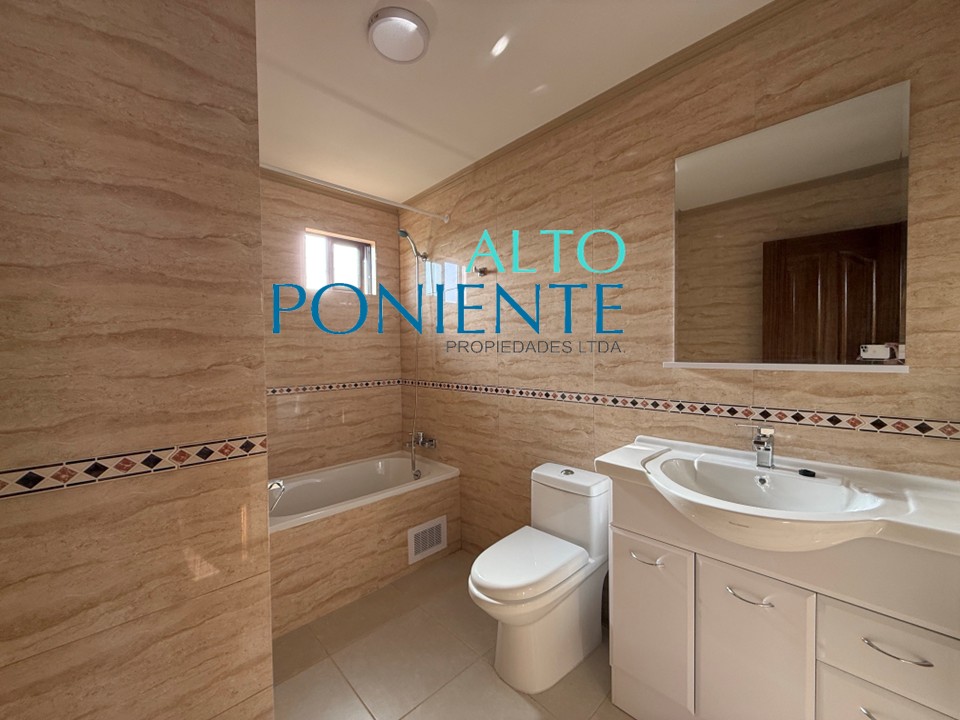 Casa Nueva Aislada en Sector Los Leones, Quincho Techado y Amplio Terreno