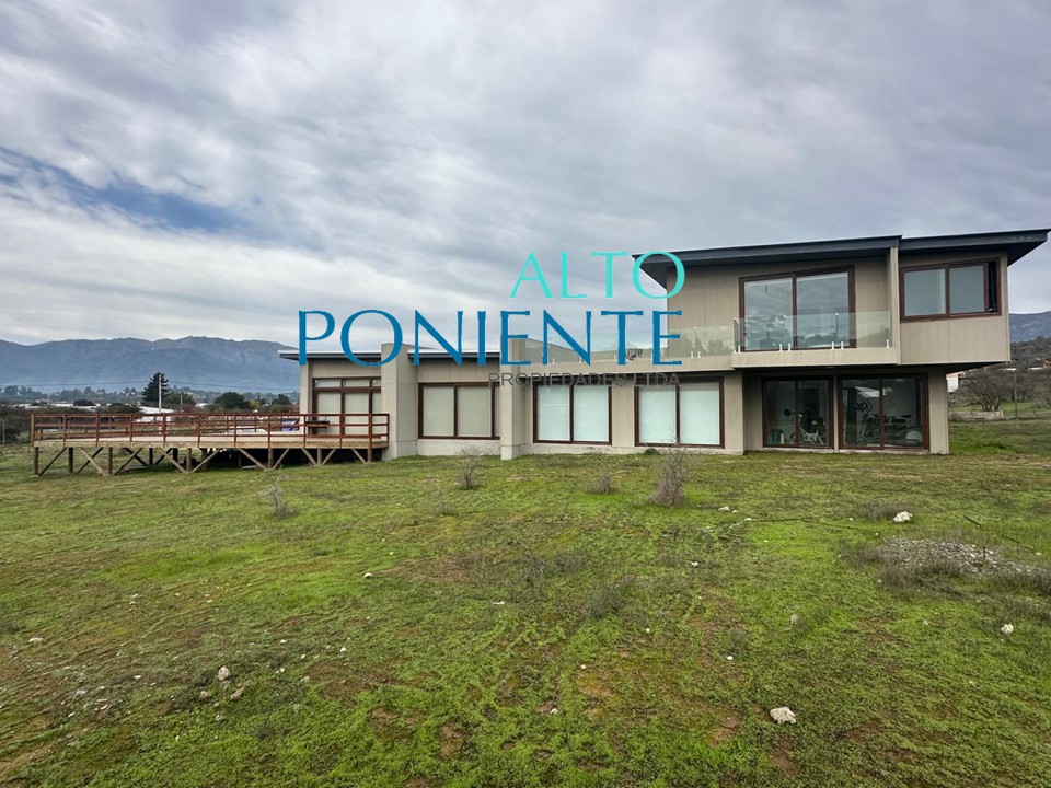 Excepcional casa con vistas privilegiadas en exclusiva parcelación.
