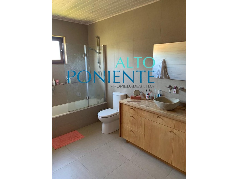 Amplia casa con piscina y gran terreno