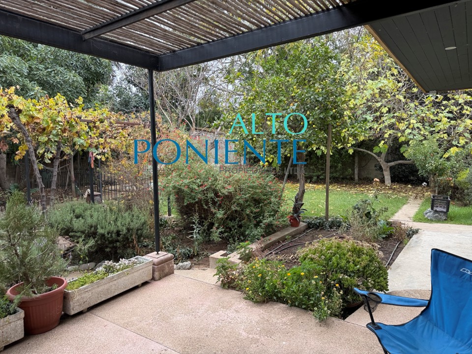Amplia casa con piscina y gran terreno