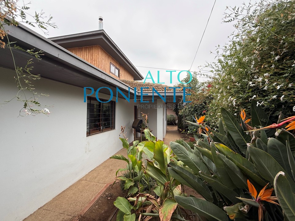 Amplia casa con piscina y gran terreno